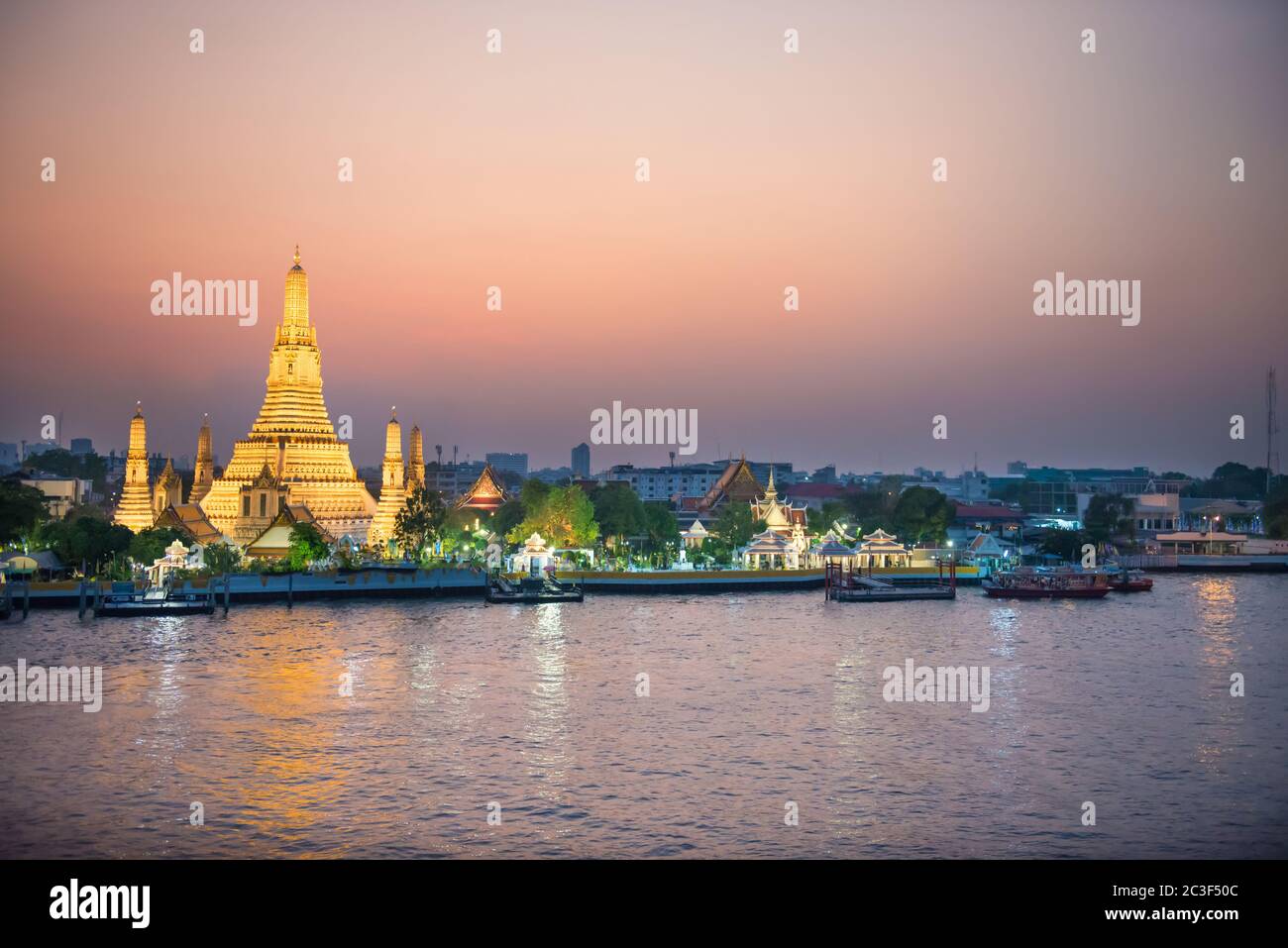 Illuminato Tempio di Alba o Wat Arun Foto Stock