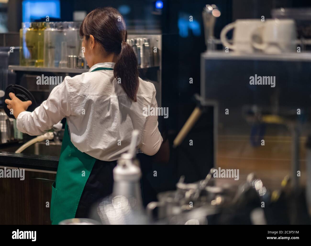 Starbucks barista che prepara bevande, Tokyo, Giappone Foto Stock