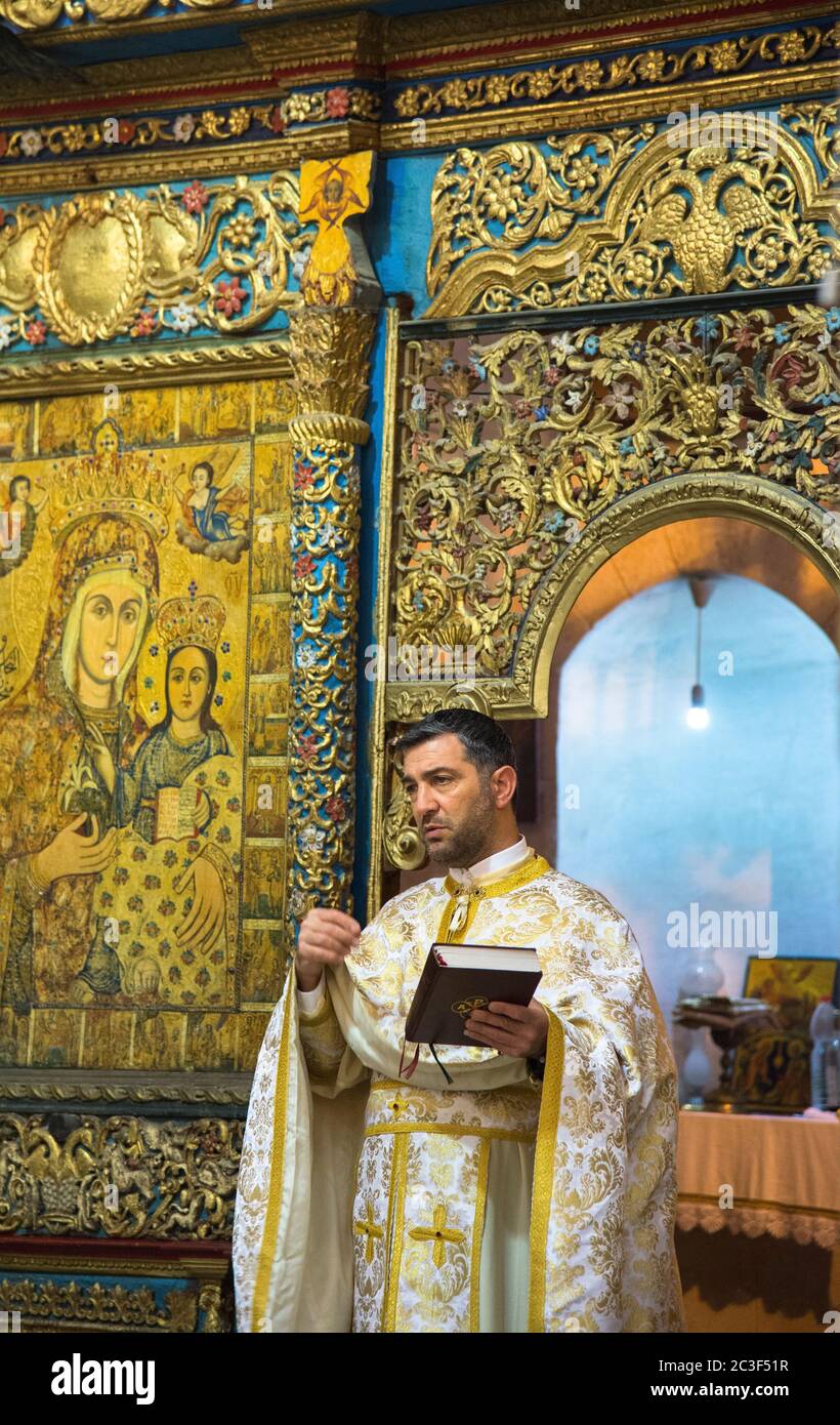 Il Rev. Androwas Bahus conduce una liturgia mattutina nella Chiesa di San Pietro e Paolo nella città di Shefa-AMR, Israele. Foto Stock