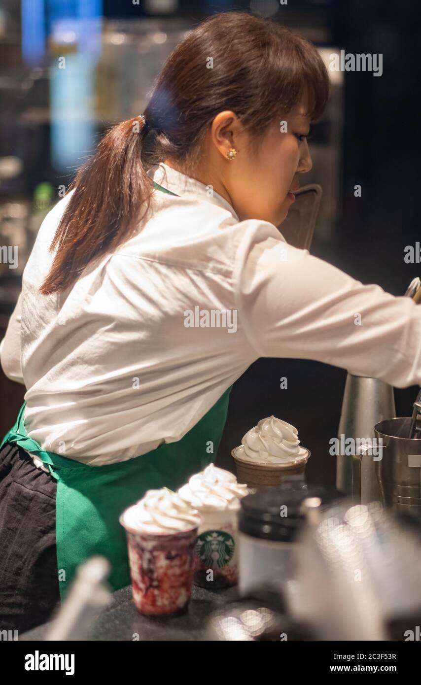 Starbucks barista che prepara bevande, Tokyo, Giappone Foto Stock