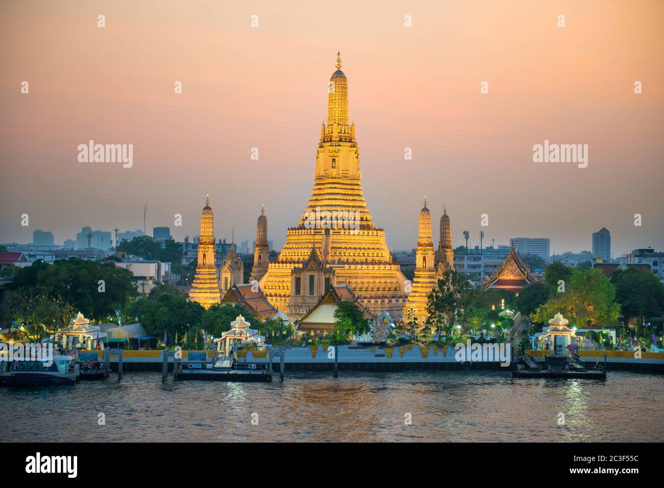 Illuminato Tempio di Alba o Wat Arun Foto Stock