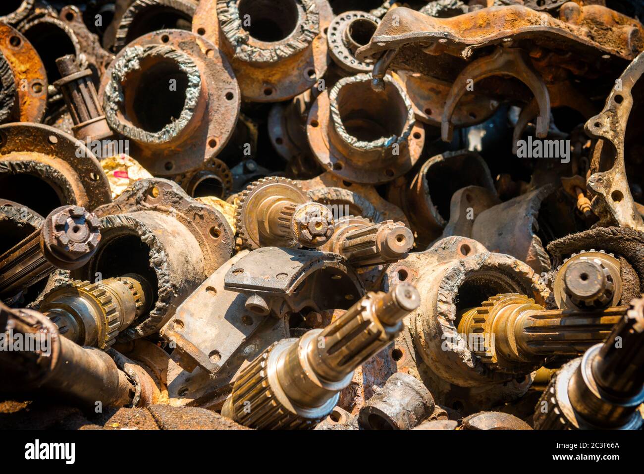 Vista closeup di pile di vecchi rottami di metallo arrugginito Foto Stock