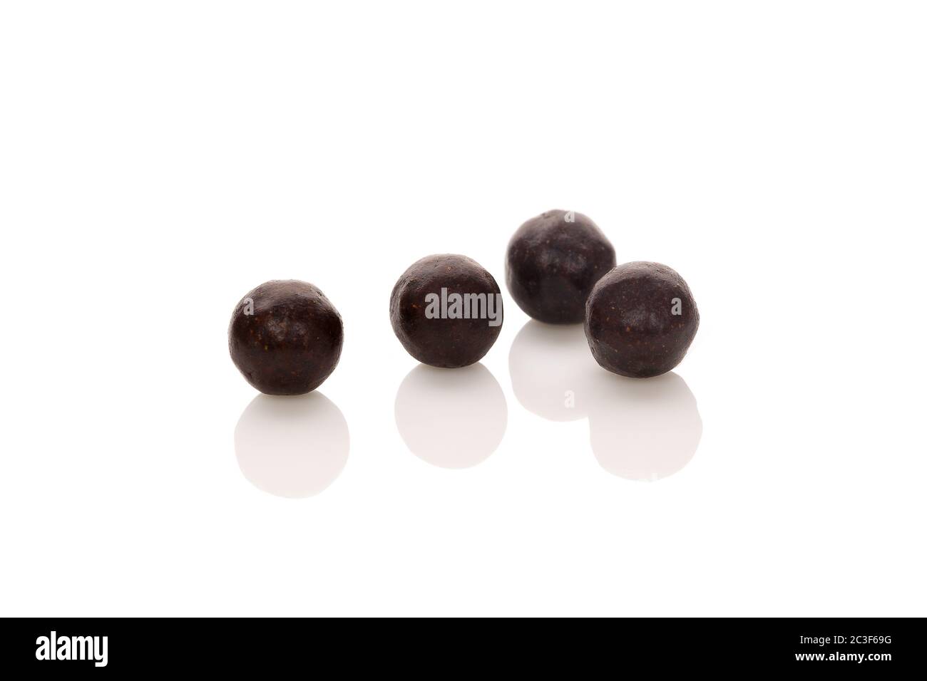 Pillole tradizionali cinesi naturali di erbe isolate su bianco. Foto Stock