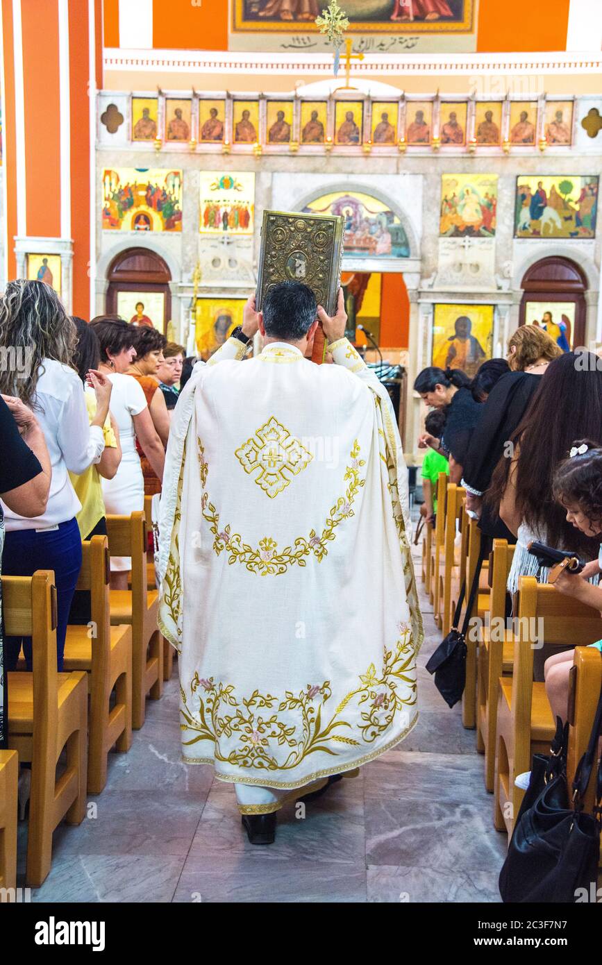 Il Rev. Androwas Bahus conduce una liturgia mattutina nella Chiesa di San Pietro e Paolo nella città di Shefa-AMR, Israele. Foto Stock