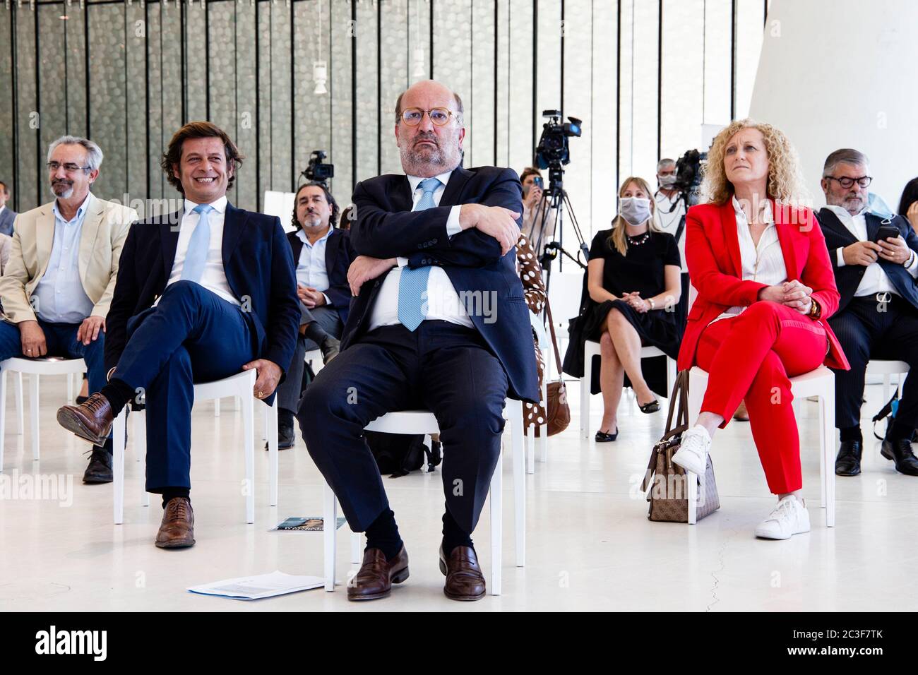 Presidente della camera dell'Ovar, Salvador Malheiro (L) dietro il Ministro dell'ambiente e dell'azione per il clima, Joao Pedro Matos Fernandes (R), durante una sessione di presentazione dei progetti di prevenzione e sensibilizzazione per la riduzione dei rifiuti marini, presso il terminal di Leixões nell'ambito del programma ambientale dell'EAGrants. Foto Stock