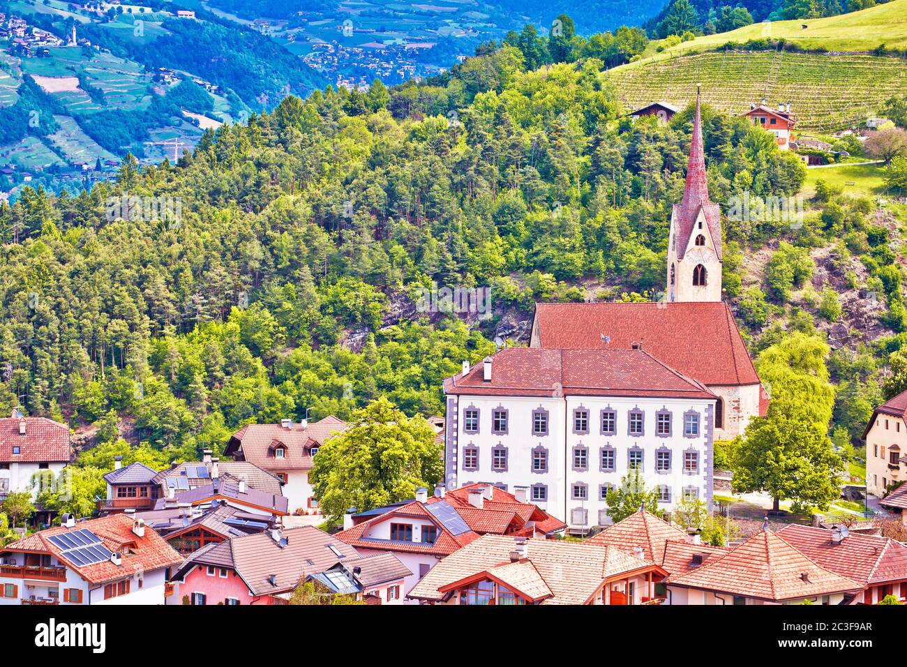 Dolomiti. Idilliaco villaggio alpino di architettura Gudon e vista sul paesaggio Foto Stock