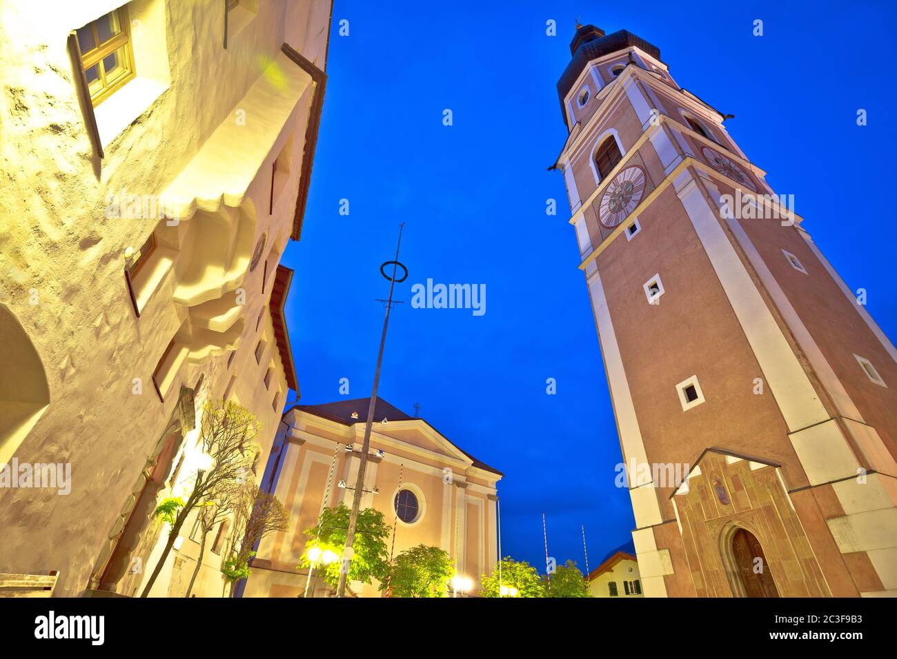 Città di Kastelruth o Castelrotto chiesa e piazza vista serale, Foto Stock