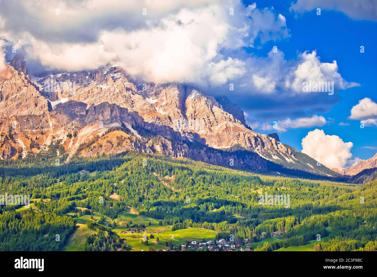 Cime alpine e paesaggio di Cortina d'Ampezzo in vista delle Alpi Dolomiti Foto Stock