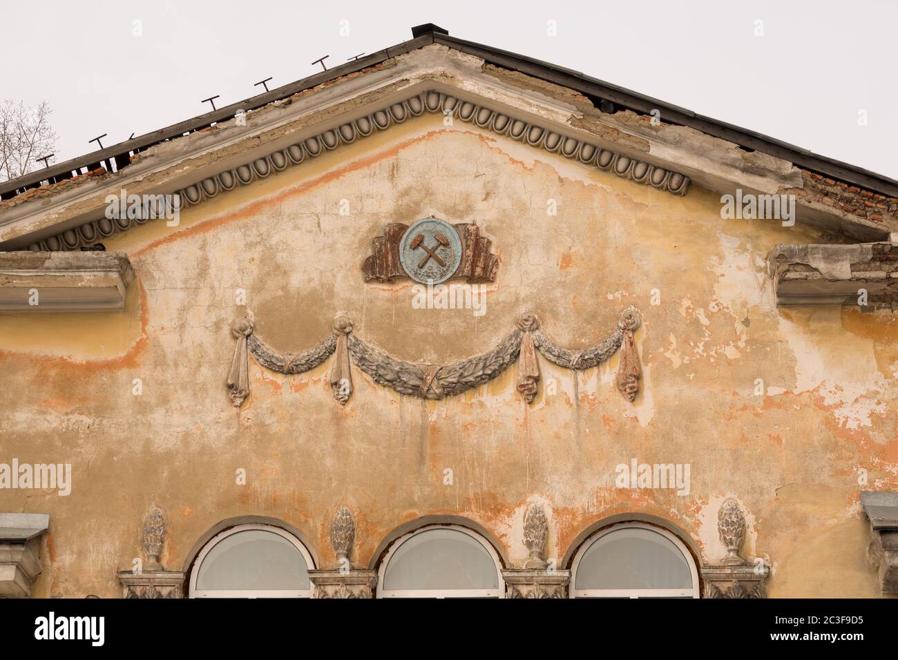 Distrutto vecchi edifici sovietici in città Foto Stock