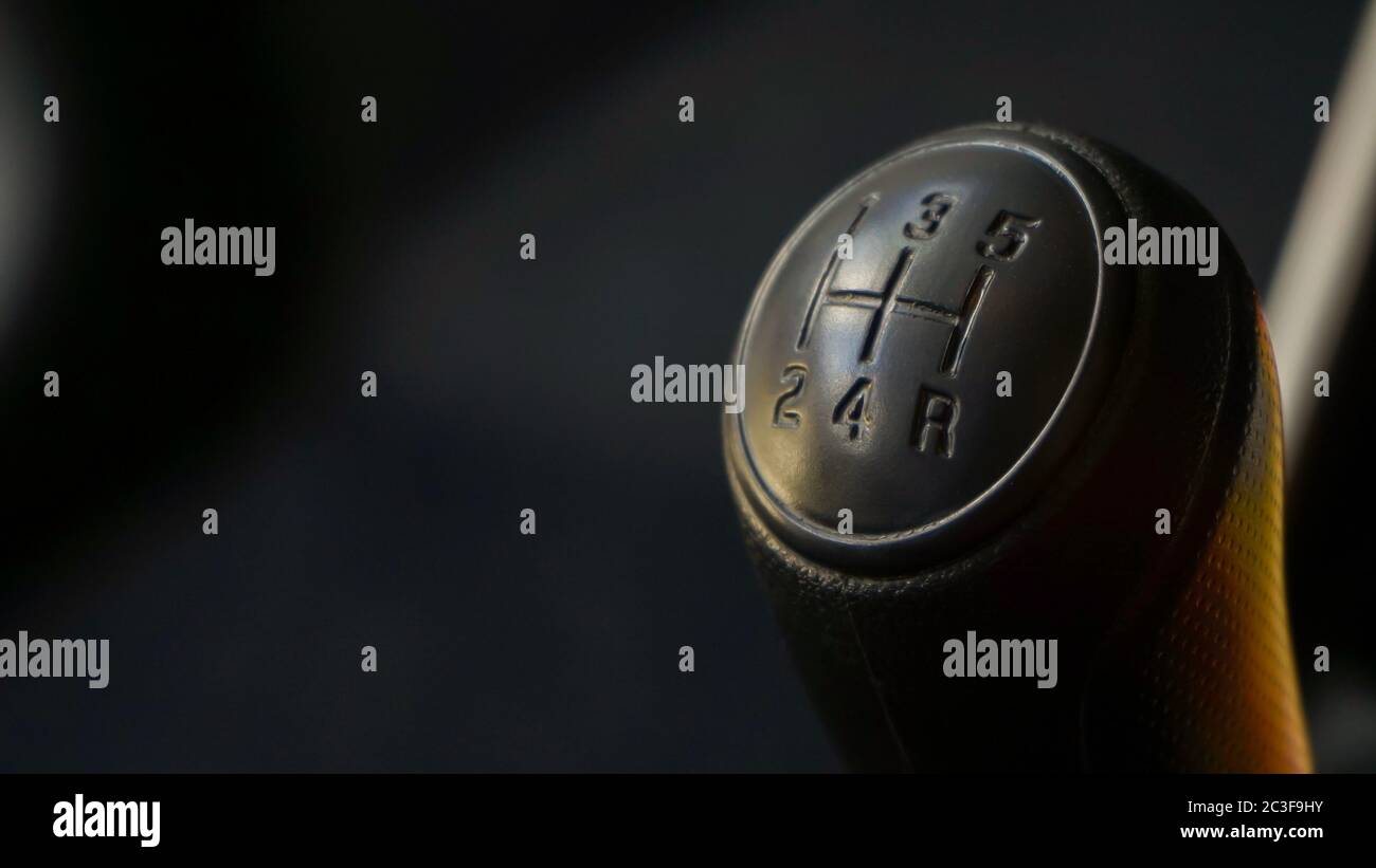 Primo piano della leva del cambio della vettura Foto Stock