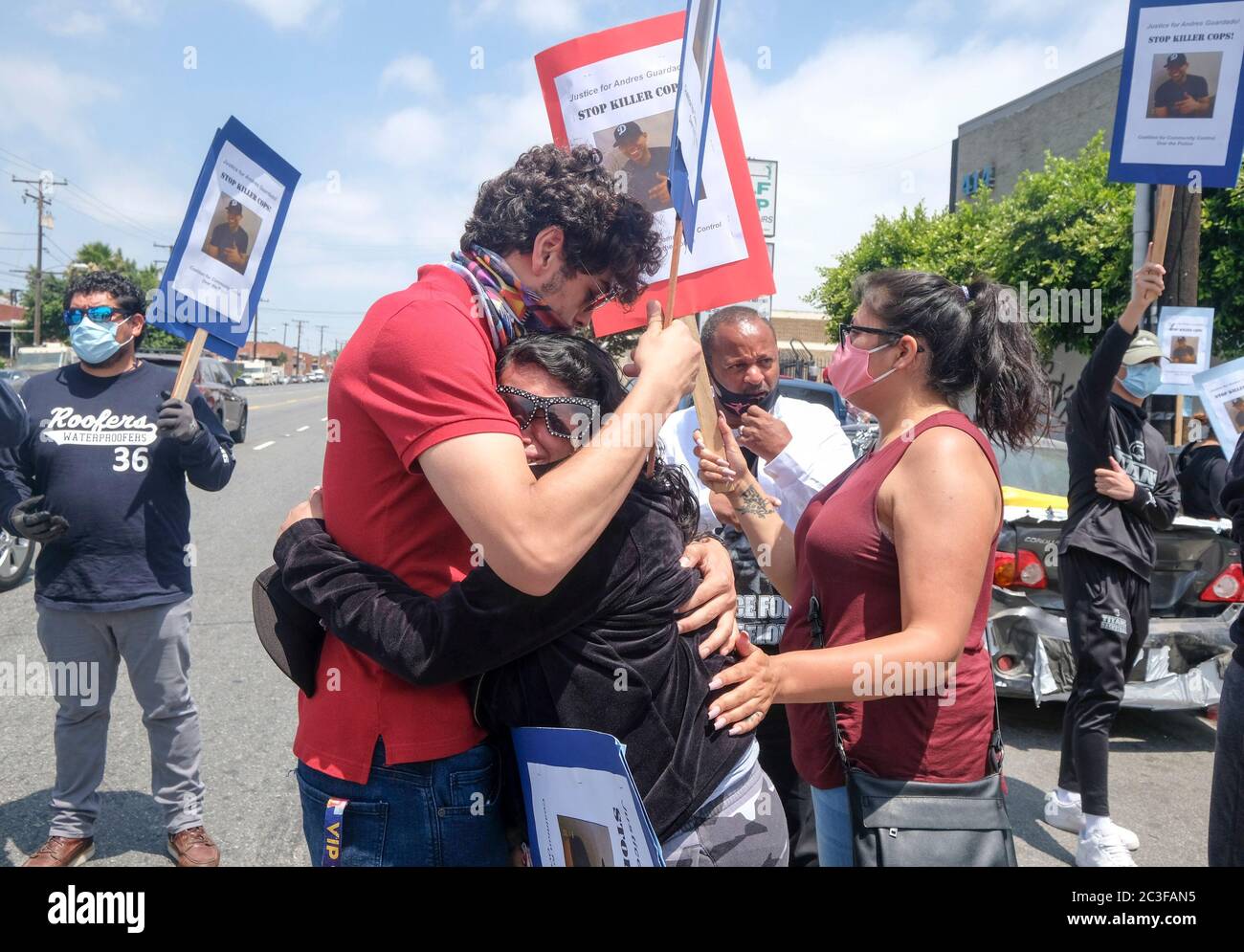 Los Angeles, California, Stati Uniti. 19 giugno 2020. Jennifer Guardado, sorella di Andres Guardado, è confortato da amici durante una conferenza stampa della famiglia di Andres Guardado, che è stato ucciso dal vice di Los Angeles County Sheriff fuori da un negozio di carrozzeria dove lavorava come guardia di sicurezza, a Gardena venerdì 19 giugno 2020. Credit: Ringo Chiu/ZUMA Wire/Alamy Live News Foto Stock