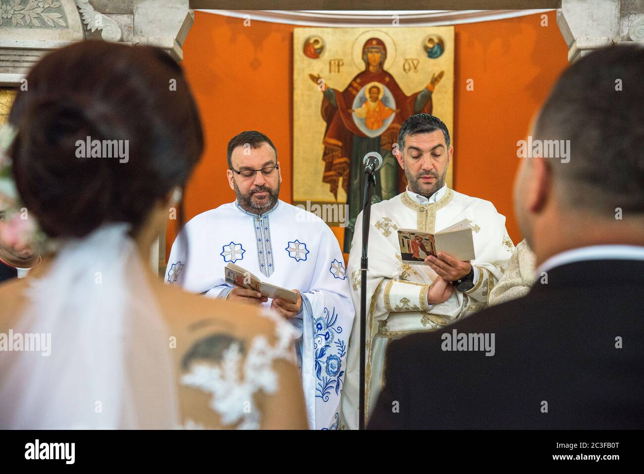 Il Rev. Androwas Bahus officiates un matrimonio di una parte della sua congregazione alla chiesa di San Pietro e San Paolo nella città di Shefa-AMR, Israele. Foto Stock