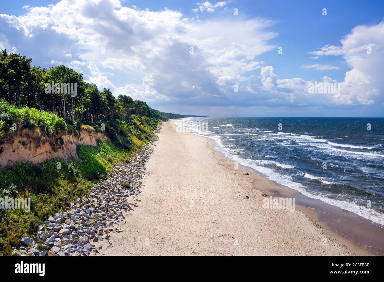 Vista aerea della spiaggia di sabbia e del mare in giornata di sole, vuoto e chiuso a causa del coronavirus Foto Stock