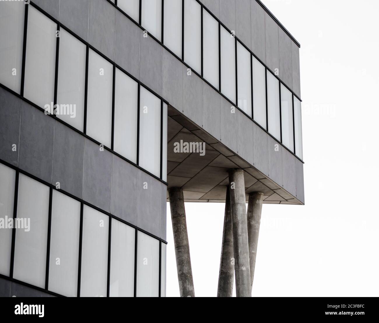 struttura in cemento grigio con colonne e finestre vuote Foto Stock