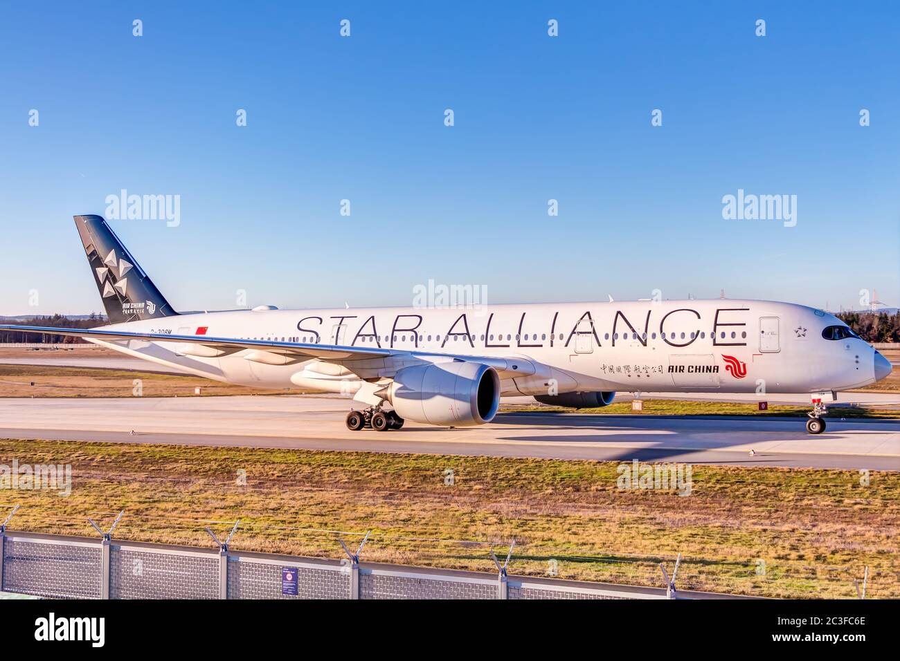 Aereo Air China da Shanghai dopo l'atterraggio sulla pista nord-ovest all'aeroporto di Francoforte Foto Stock