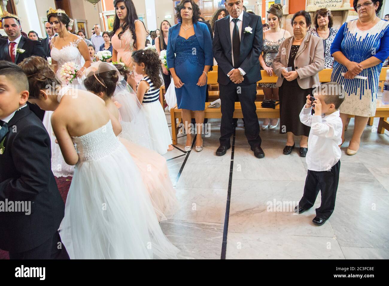 Il Rev. Androwas Bahus officiates un matrimonio di una parte della sua congregazione alla chiesa di San Pietro e San Paolo nella città di Shefa-AMR, Israele. Foto Stock