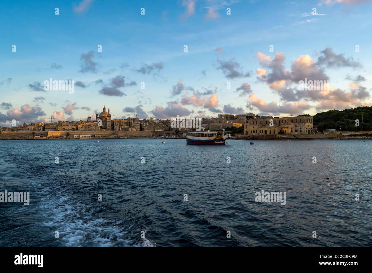 Vista panoramica dello skyline di la Valletta al bellissimo tramonto da Sliema con le chiese della Madonna Foto Stock