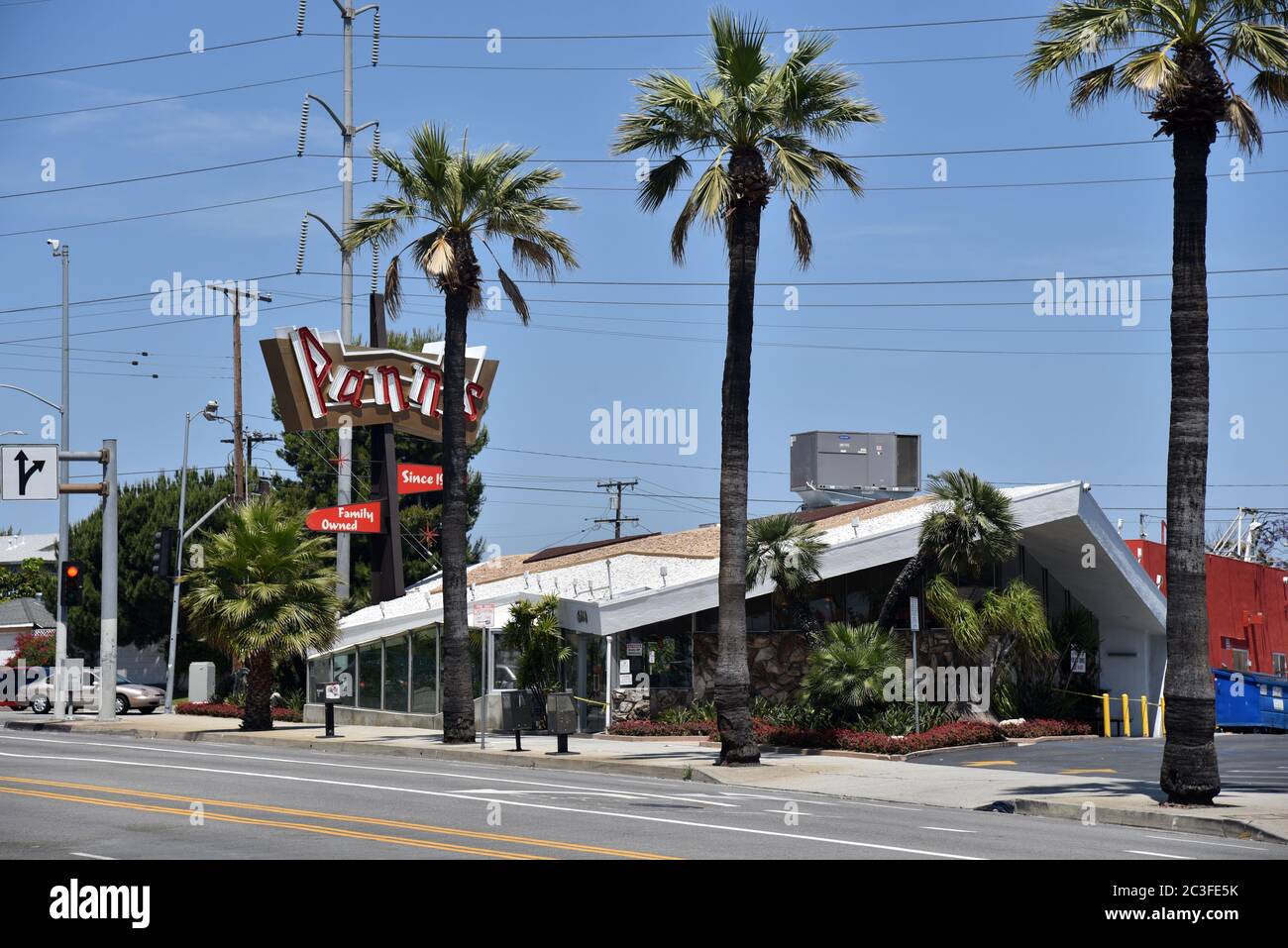 Los Angeles, CA/USA - 23 maggio 2020: Lo storico Ristorante e Cafe Panns è uno dei restanti esempi di architettura Googie tipica di Th Foto Stock