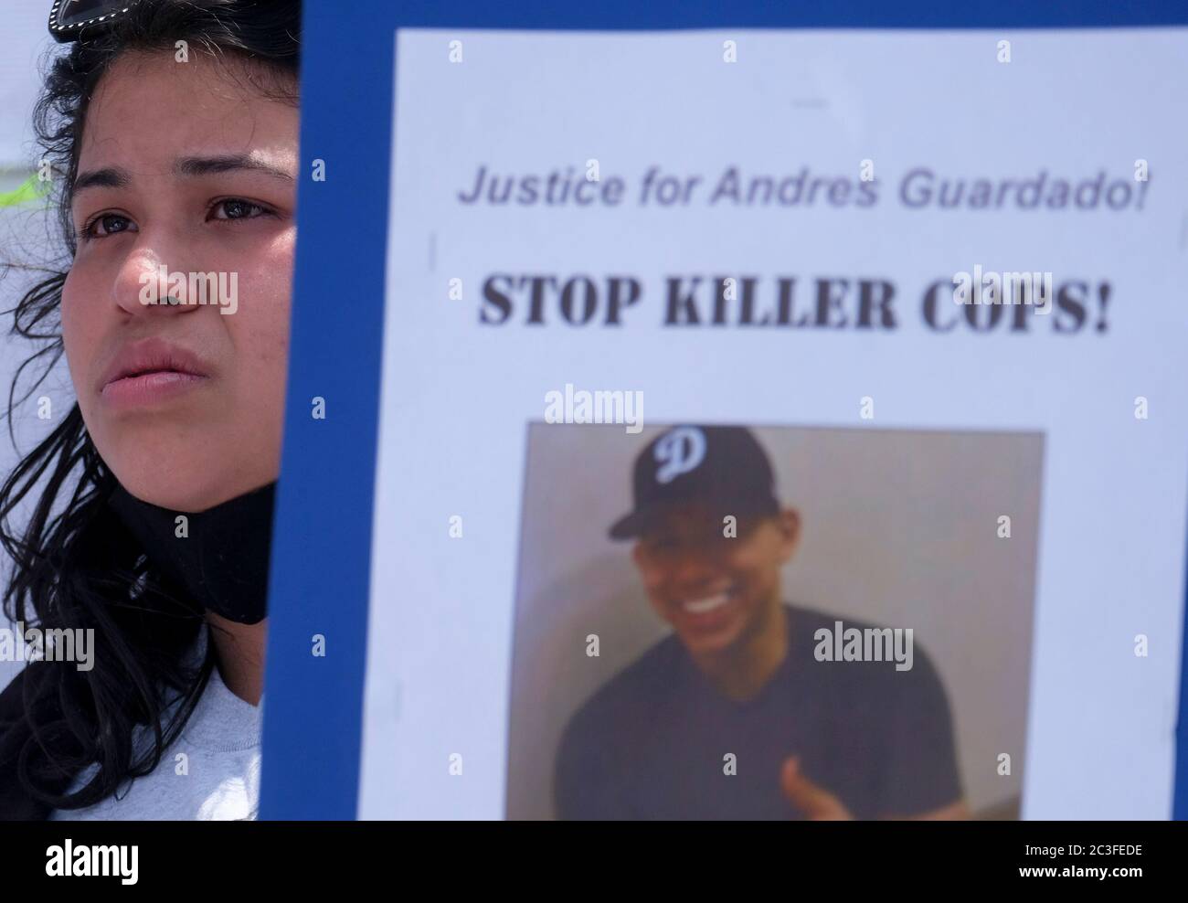 Los Angeles, California, Stati Uniti. 19 giugno 2020. Jennifer Guardado, ha un cartello con la foto del fratello Andres Guardado, durante una conferenza stampa della famiglia Andres Guardado, Che è stato ucciso a morte dal vice di Los Angeles County Sheriff fuori da un negozio di carrozzeria dove lavorava come guardia di sicurezza, a Gardena venerdì 19 giugno 2020. Credit: Ringo Chiu/ZUMA Wire/Alamy Live News Foto Stock