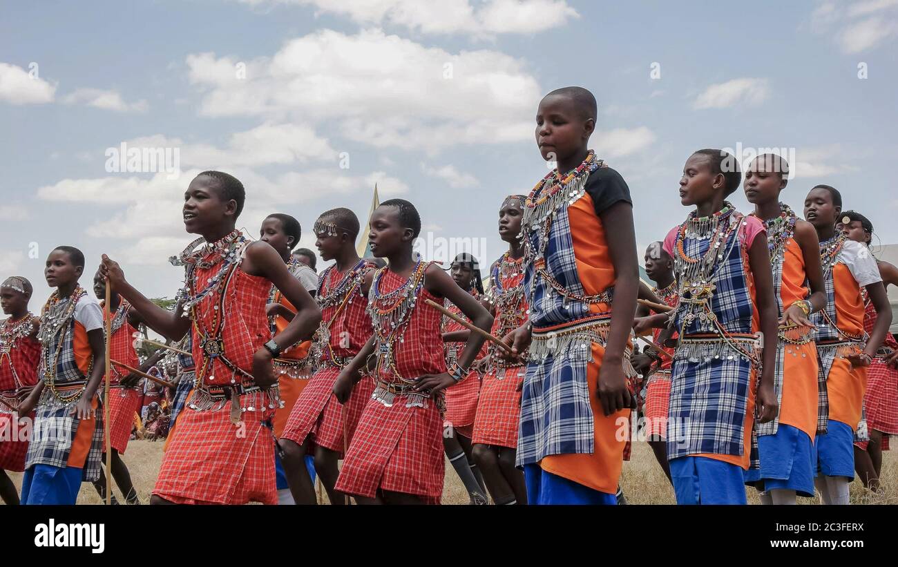 MASAI MARA, KENYA- 26, AGOSTO 2016: Gruppo di ragazzi maasai che ballano al koiyaki che si diplomano in kenya Foto Stock