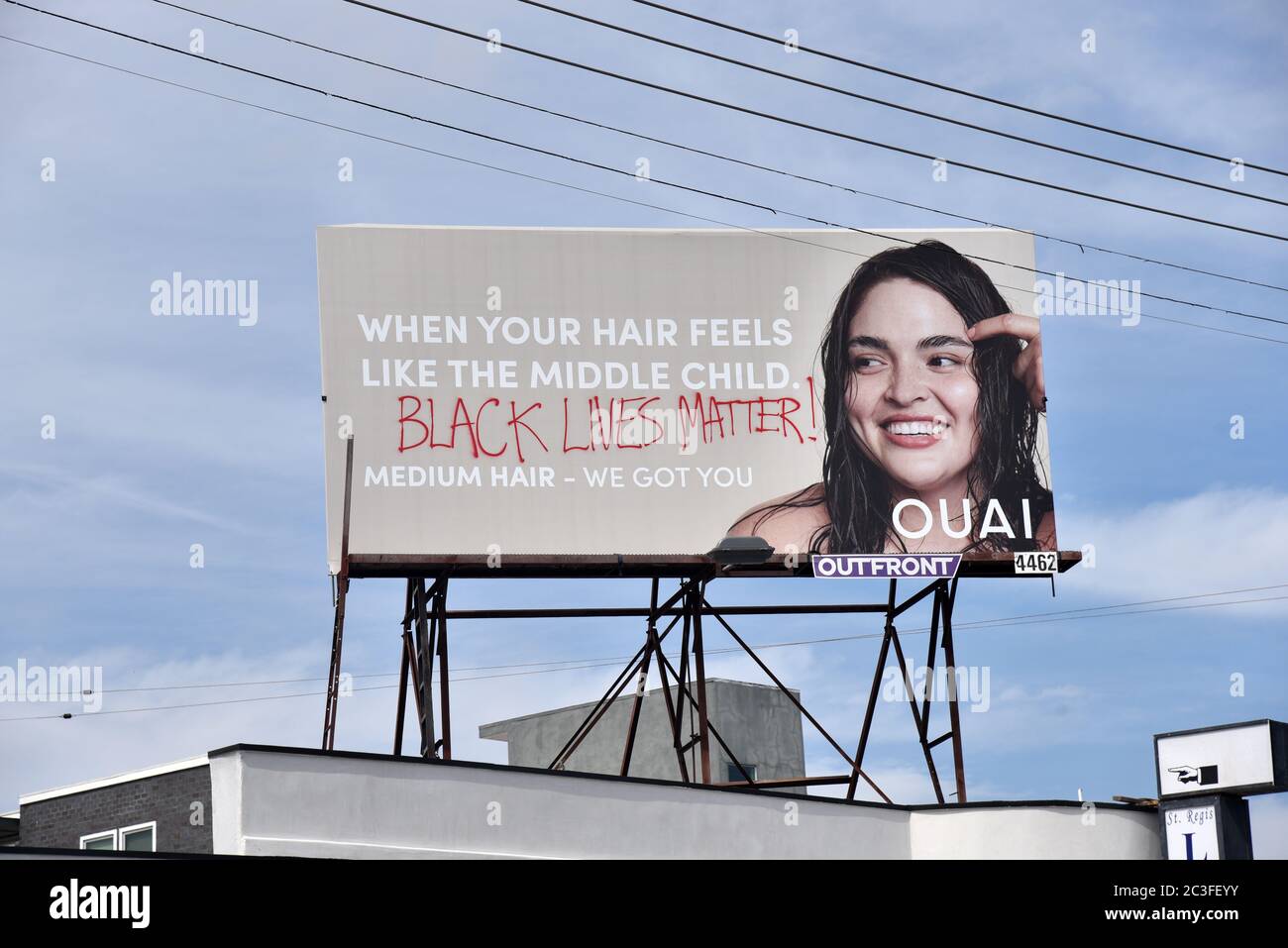 Los Angeles, CA/USA - 30 maggio 2020: Black Lives Matters è stato verniciato a spruzzo su un cartellone nel quartiere di Fairfax, dove i manifestanti marciano Foto Stock