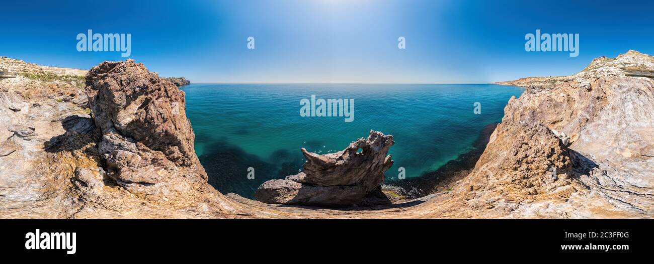 La formazione rocciosa o lavica a forma di testa di un animale o di un drago di grandi dimensioni deriva dall'acqua. Destinazione popolare viaggio formazione di roccia vulcanica in Foto Stock