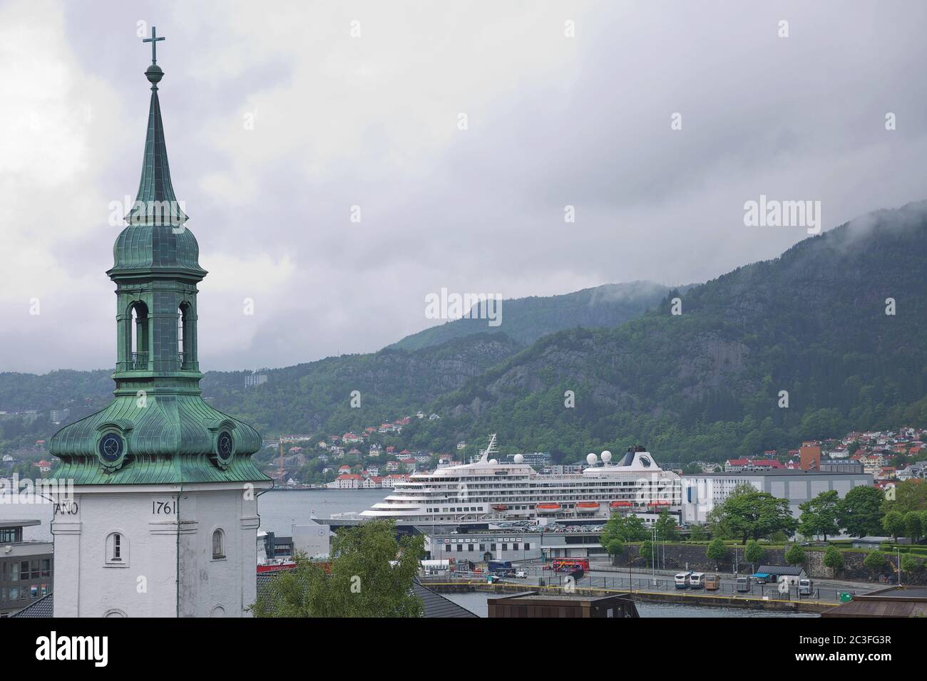 Vecchie case d'epoca e architettura classica nella città di Bergen in Norvegia Foto Stock