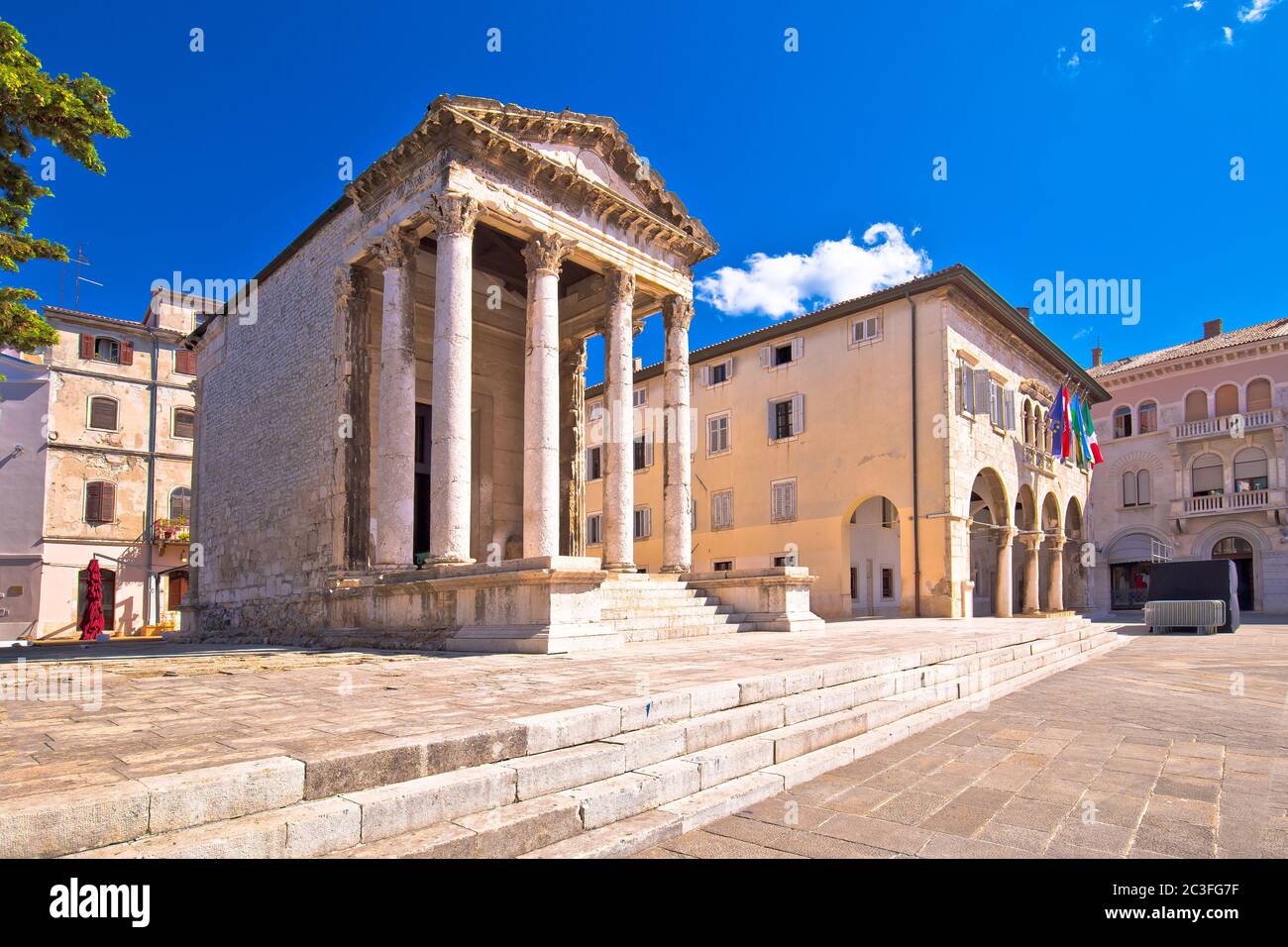 Pola. Vista su Piazza del Foro e sul Tempio romano di Augusto Foto Stock