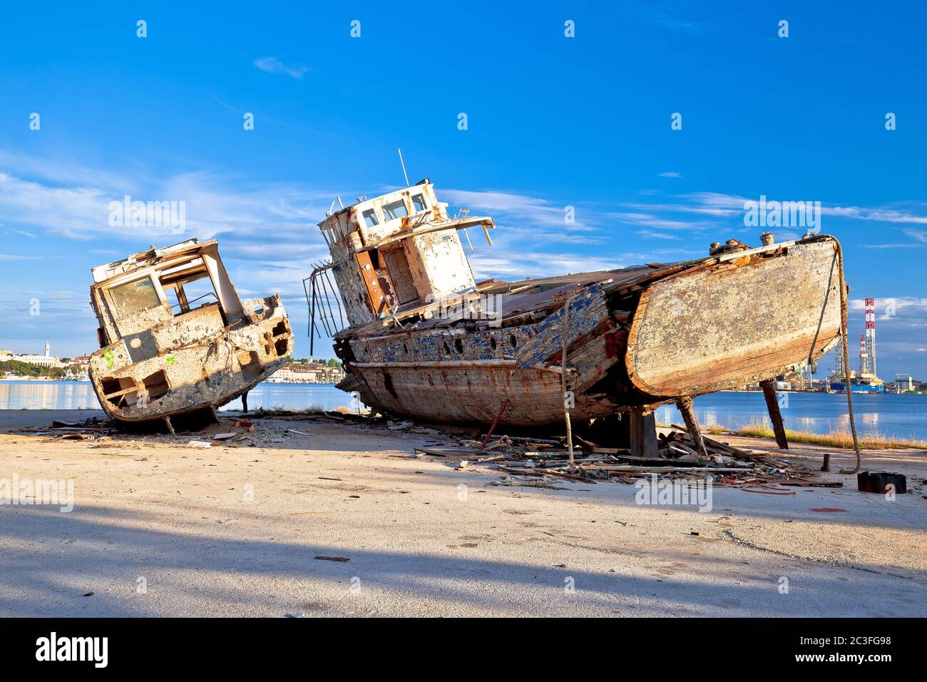 Vecchie barche in legno naufragano sul mare Foto Stock