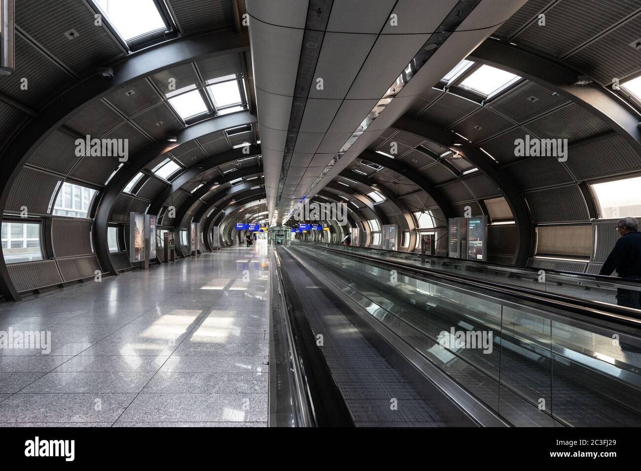 Stazione a lunga distanza all'aeroporto di Francoforte deserta Foto Stock