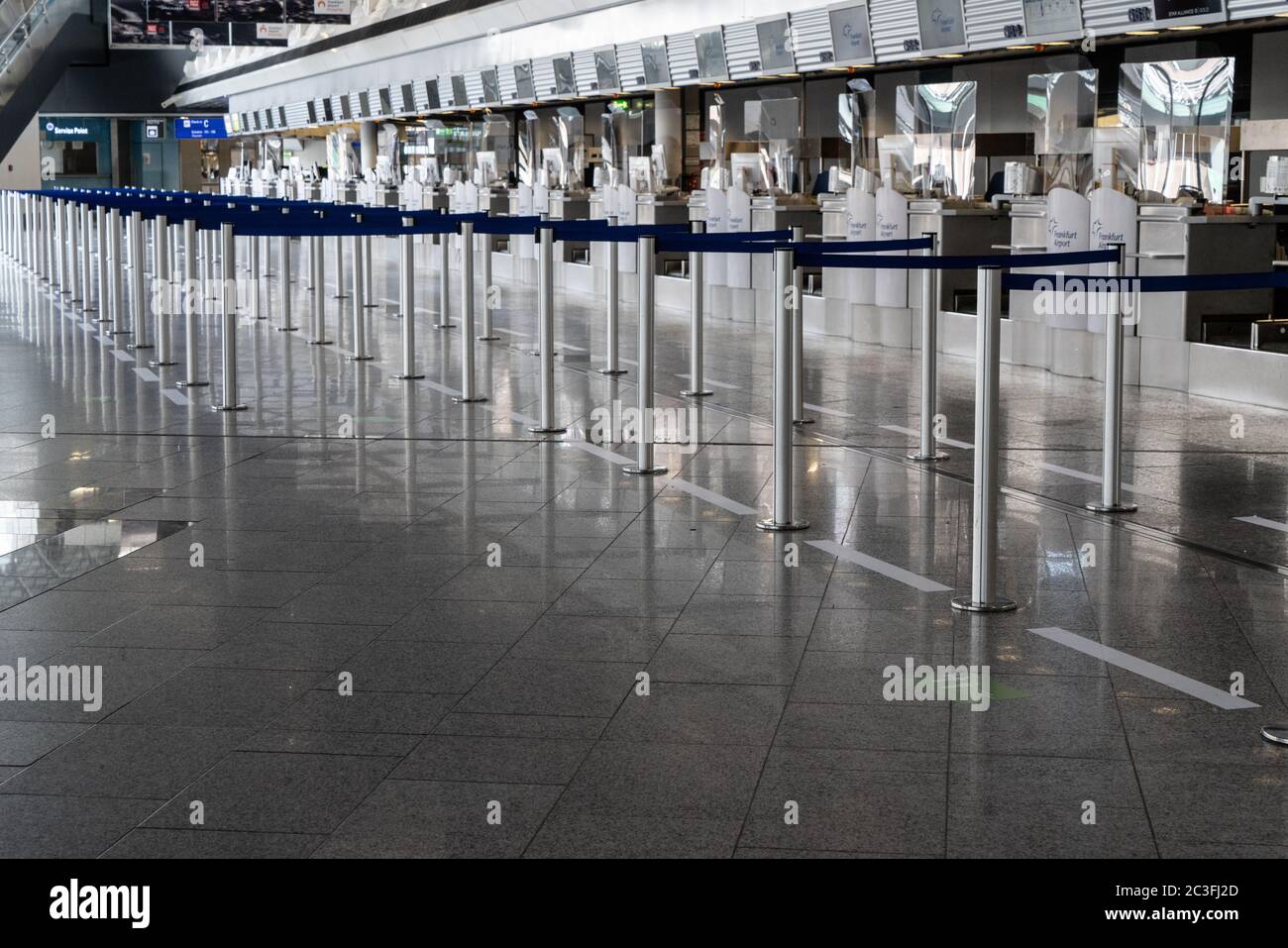 Sala partenze Aeroporto di Francoforte deserta Foto Stock