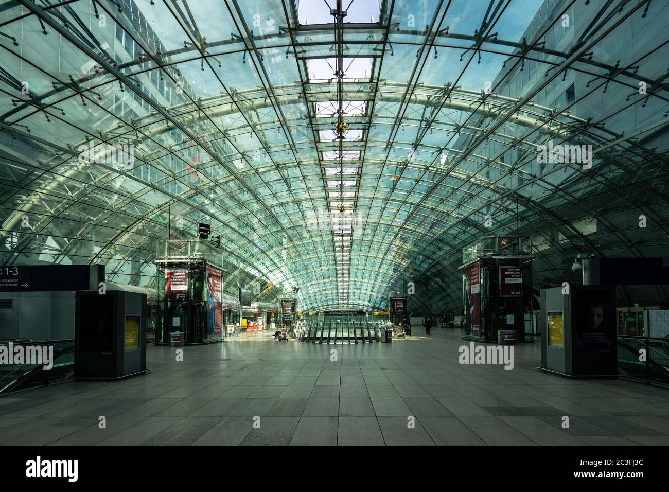 Stazione ferroviaria e complesso di uffici a lunga distanza presso l'aeroporto di Francoforte Foto Stock