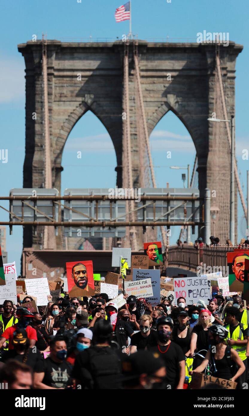 New York, Stati Uniti. 19 giugno 2020. I dimostranti attraversano il ponte di Brooklyn a New York, Stati Uniti, il 19 giugno 2020. Venerdì i newyorkesi hanno segnato il giorno del diciassettesimo giugno, il giorno in cui commemoravano l'emancipazione degli afroamericani schiavi, con marce e proteste mentre il paese sta vivendo un nuovo momento di recitazione dell'ingiustizia razziale. Credit: Wang Ying/Xinhua/Alamy Live News Foto Stock