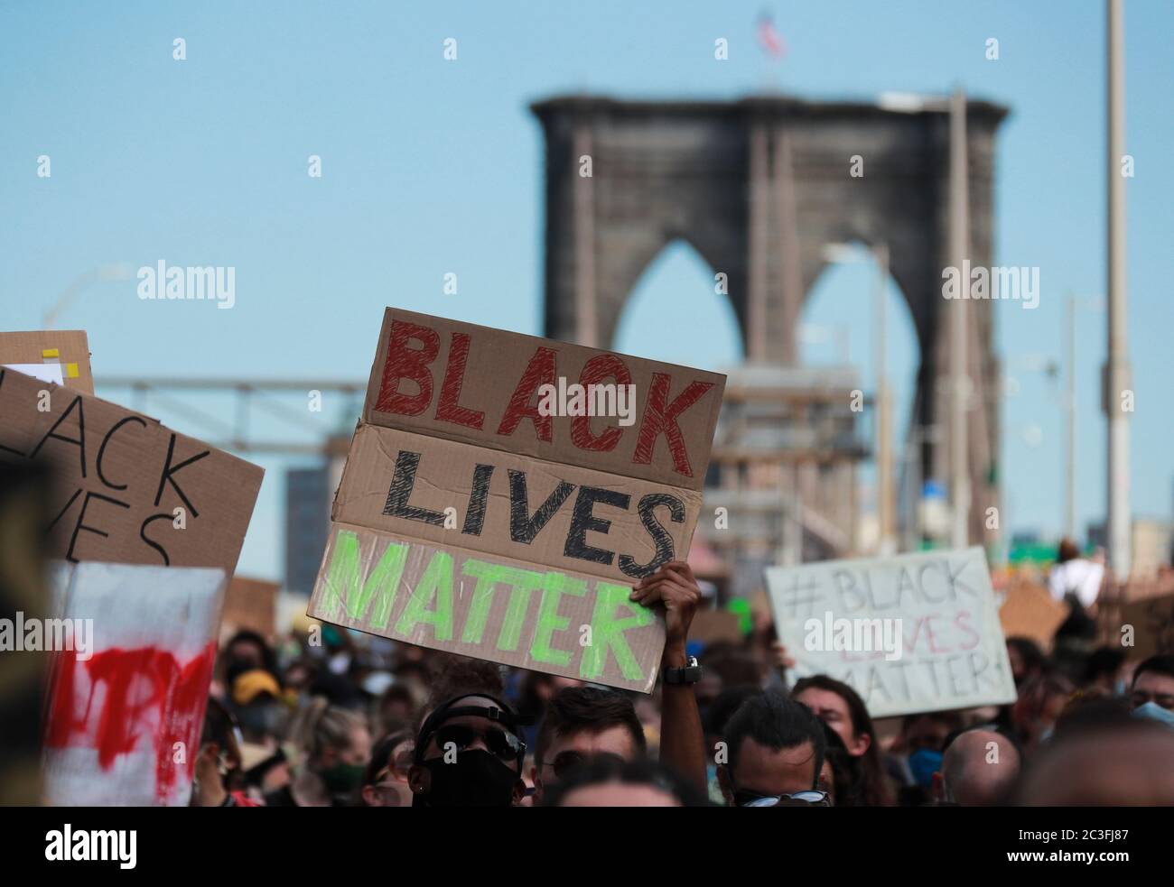 New York, Stati Uniti. 19 giugno 2020. I dimostranti attraversano il ponte di Brooklyn a New York, Stati Uniti, il 19 giugno 2020. Venerdì i newyorkesi hanno segnato il giorno del diciassettesimo giugno, il giorno in cui commemoravano l'emancipazione degli afroamericani schiavi, con marce e proteste mentre il paese sta vivendo un nuovo momento di recitazione dell'ingiustizia razziale. Credit: Wang Ying/Xinhua/Alamy Live News Foto Stock