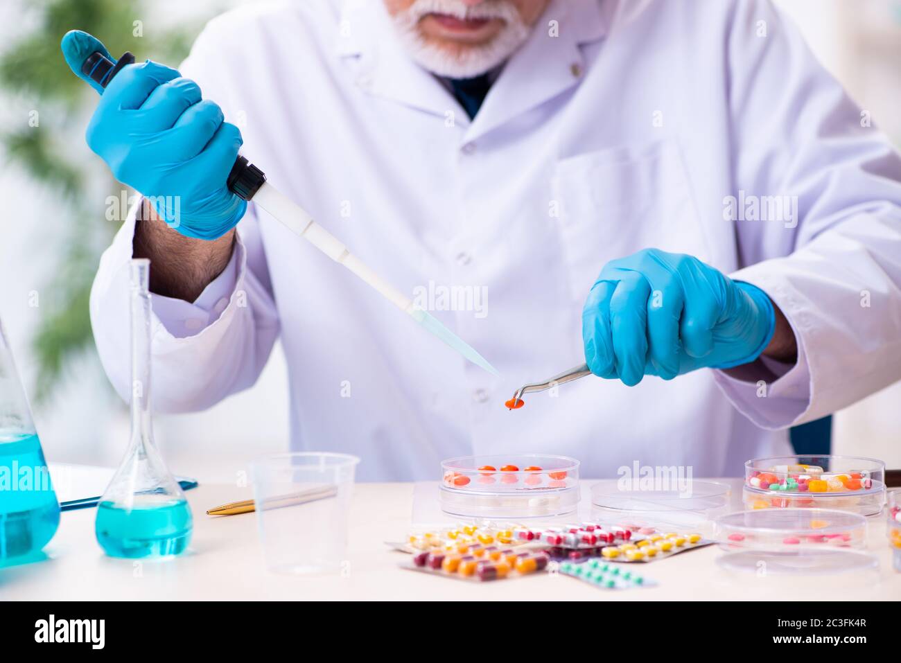 Vecchia farmacia maschio in laboratorio Foto Stock