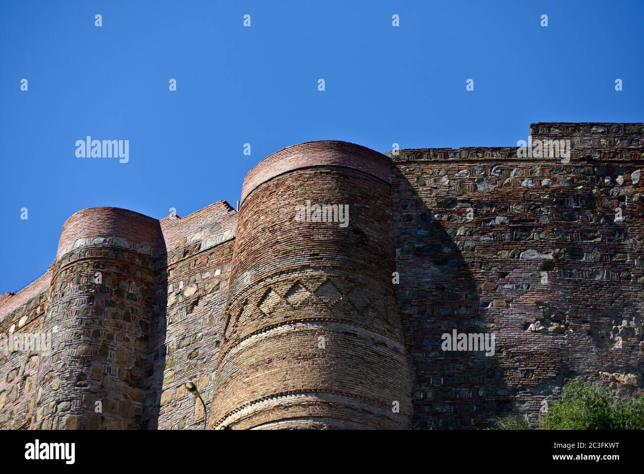 Tbilisi: Mura della Fortezza di Narikala. Repubblica di Georgia Foto Stock