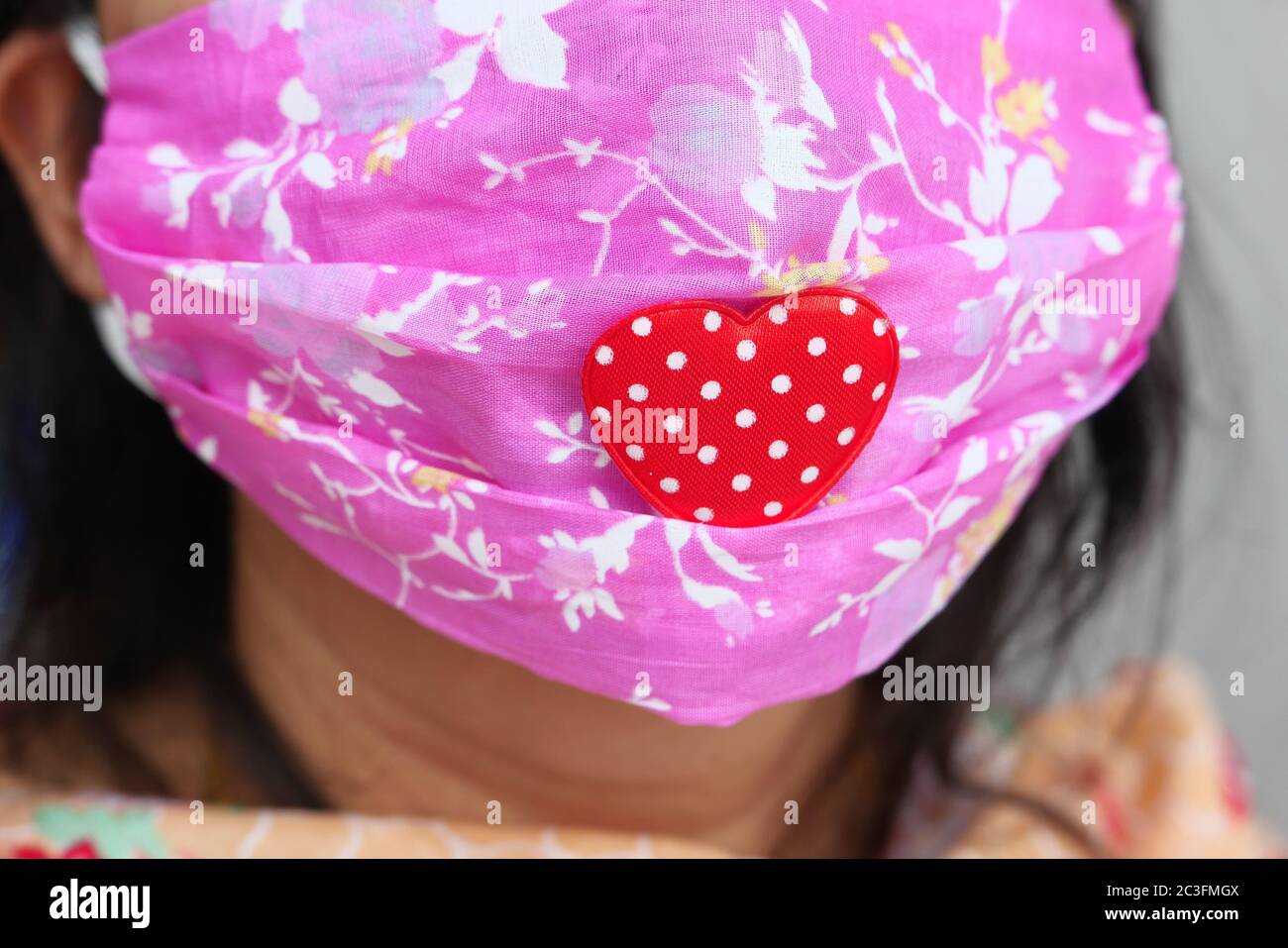 Donna che indossa maschera protettiva, primo piano Foto Stock