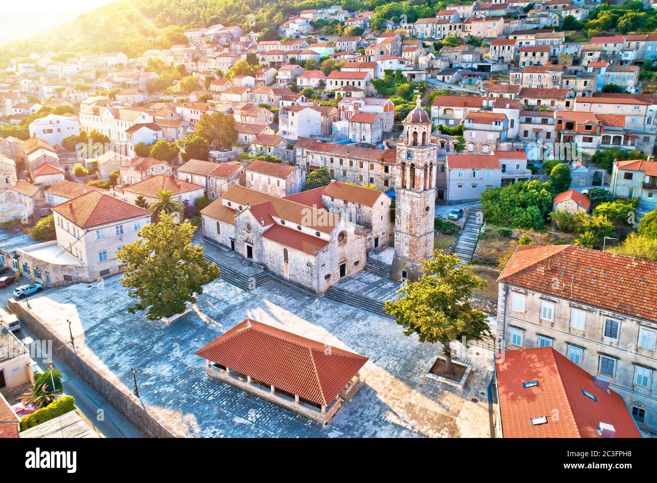 Blato sull'isola di Korcula, storica piazza in pietra e chiesa vista aerea Foto Stock