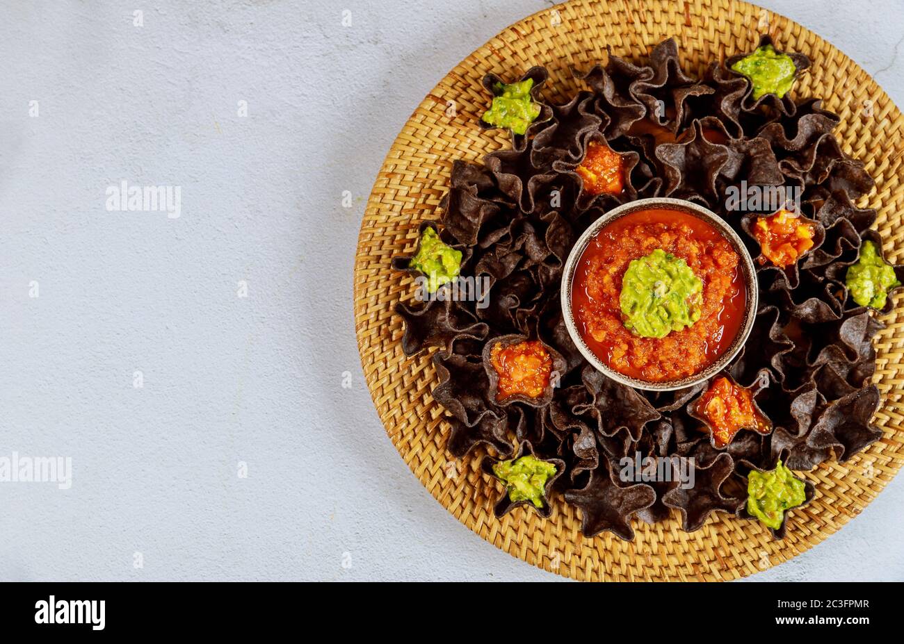 Tortilla blu con salsa chunky e guacamole. Cibo messicano. Foto Stock