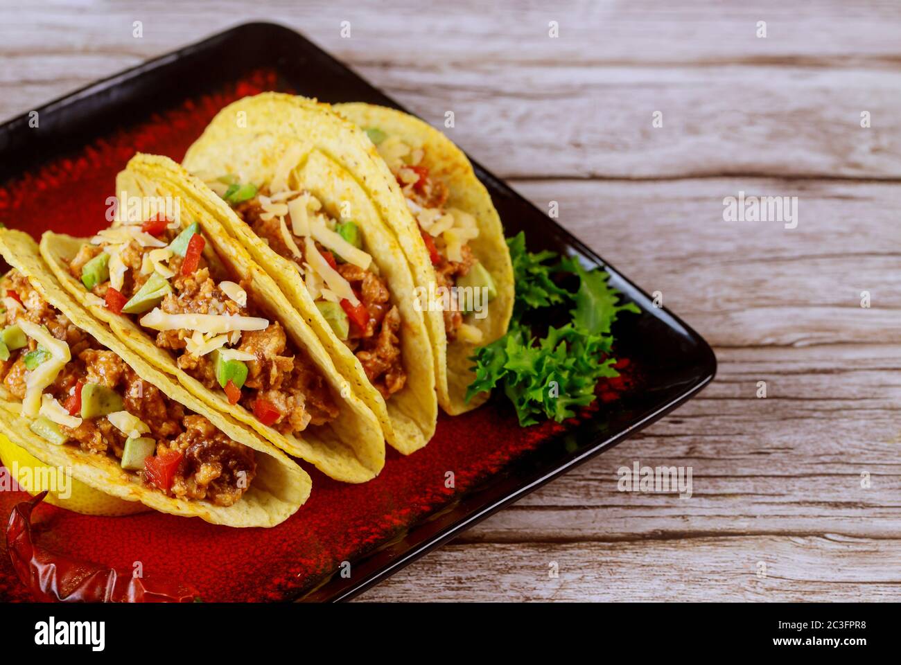 Conchiglie di taco ripieni con manzo, tacos di piatto messicano. Foto Stock