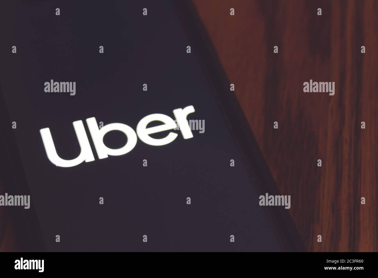 MONTERREY, NUEVO LEON / MESSICO - 09 06 2020: Fotografia del logo Uber Eats esposto sul cellulare su tavolo di legno Foto Stock