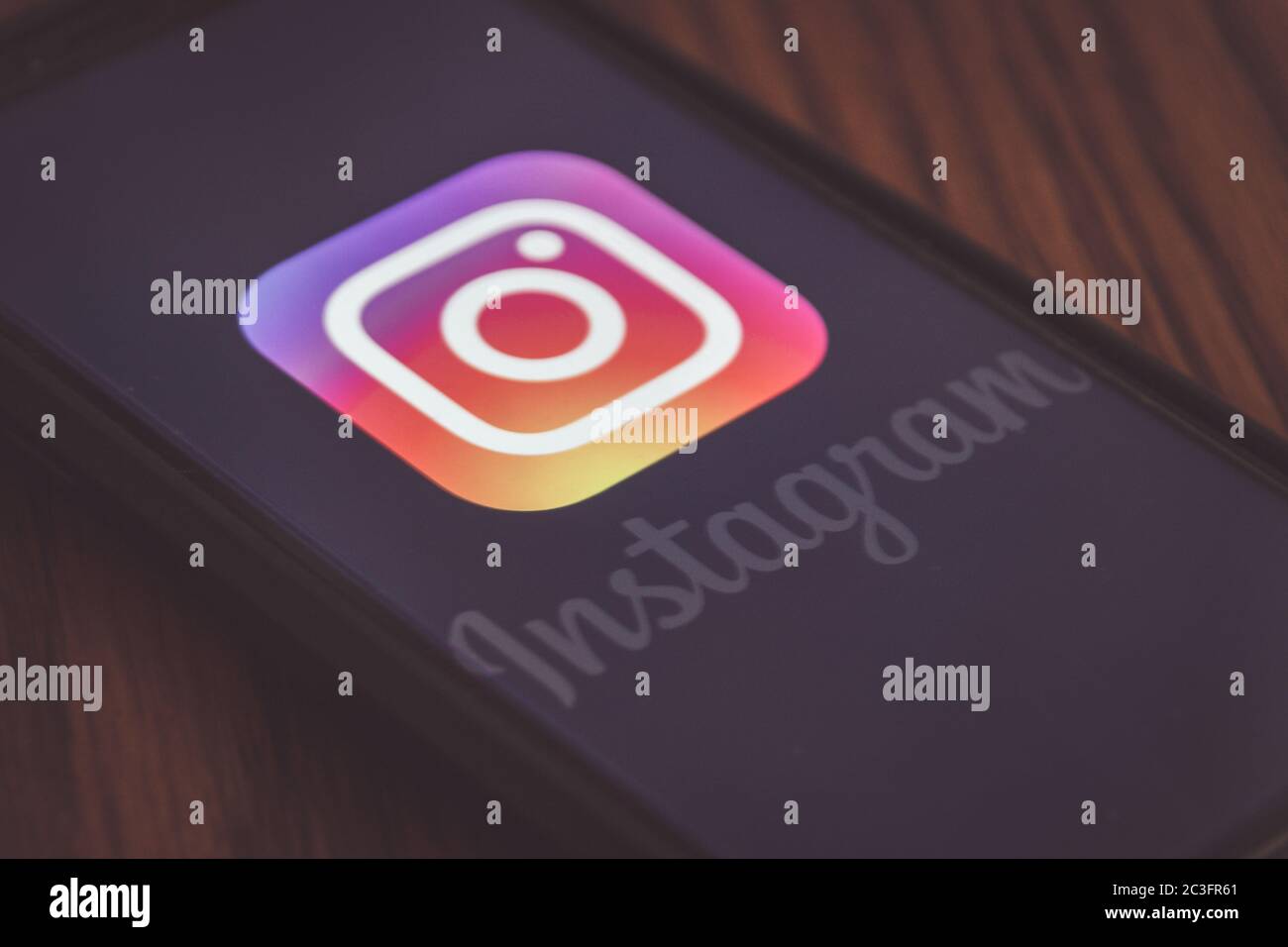 MONTERREY, NUEVO LEON / MESSICO - 09 06 2020: Fotografia del logo Instagram esposto sul cellulare su tavolo di legno Foto Stock