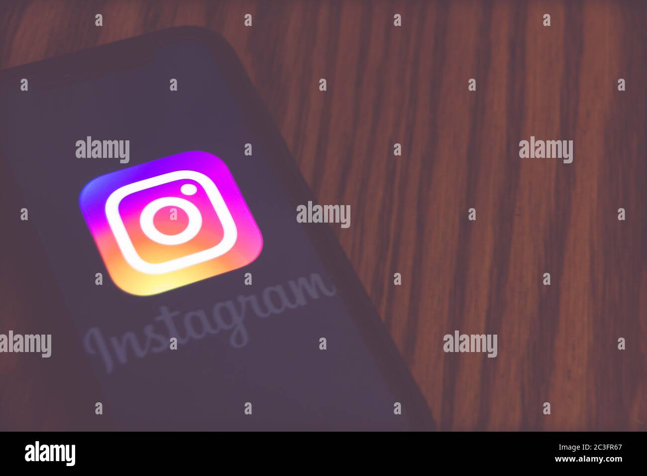 MONTERREY, NUEVO LEON / MESSICO - 09 06 2020: Fotografia del logo Instagram esposto sul cellulare su tavolo di legno Foto Stock
