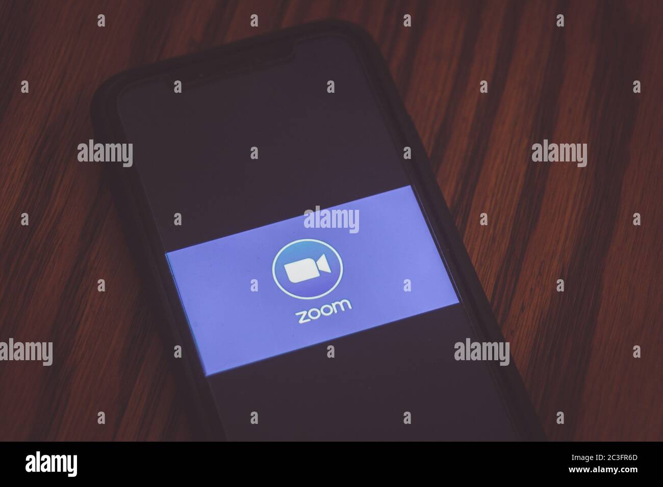 MONTERREY, NUEVO LEON / MESSICO - 09 06 2020: Fotografia del logo dell'app Zoom visualizzata sul cellulare su un tavolo di legno Foto Stock