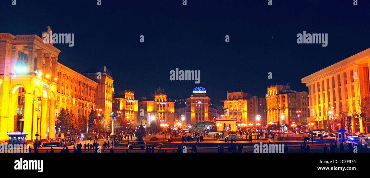 Panorama di Piazza Indipendenza a Kiev di notte. Luci della città notturna. Panorama della parte centrale Foto Stock