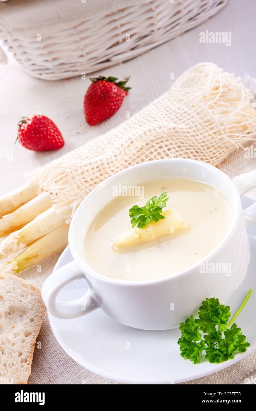 Deliziosa zuppa di crema di asparagi bianchi Foto Stock