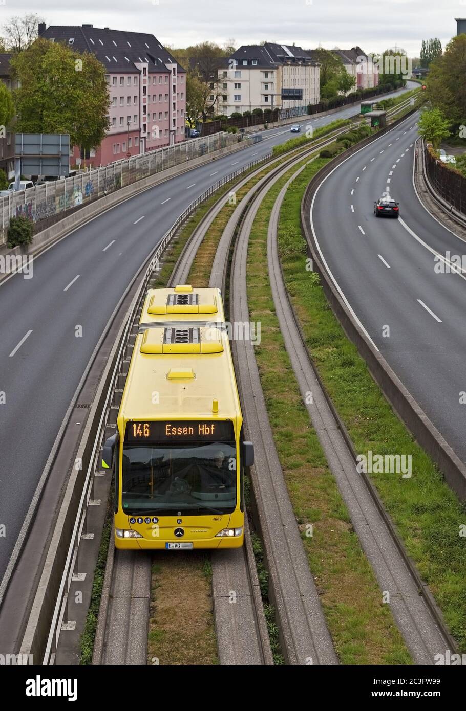 Superstrada vuota con autobus sulla linea di binario nel mezzo della A 40, crisi Corona, Essen, Germania Foto Stock