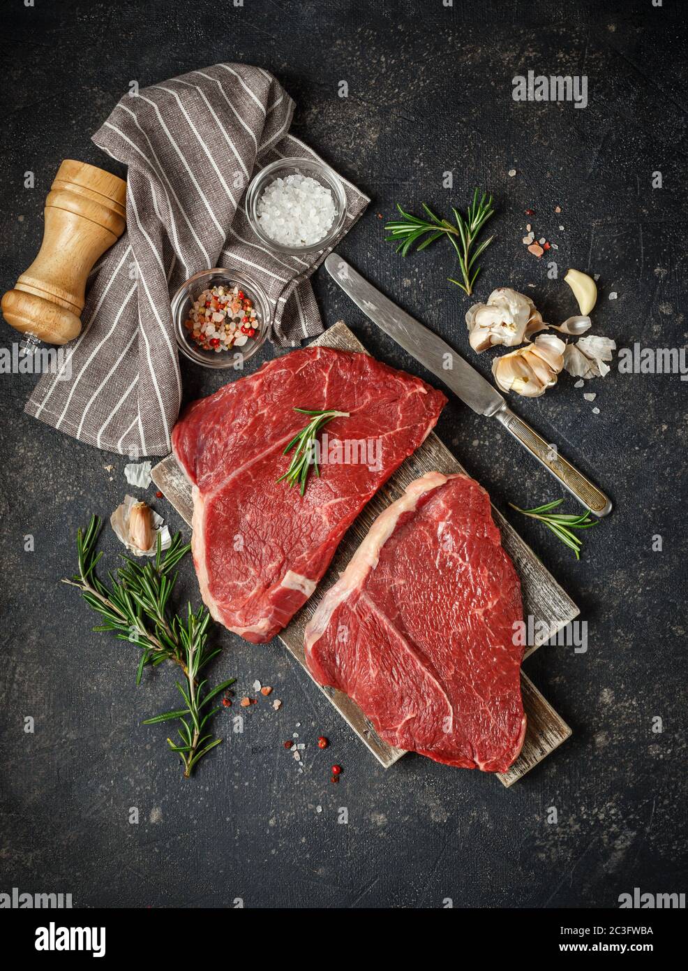 Bistecca di manzo crudo con spezie. Foto Stock