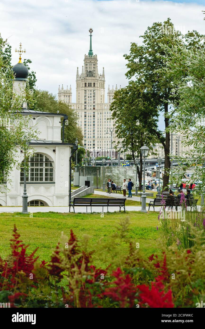 Vista panoramica del parco centrale di Mosca in estate. Foto Stock