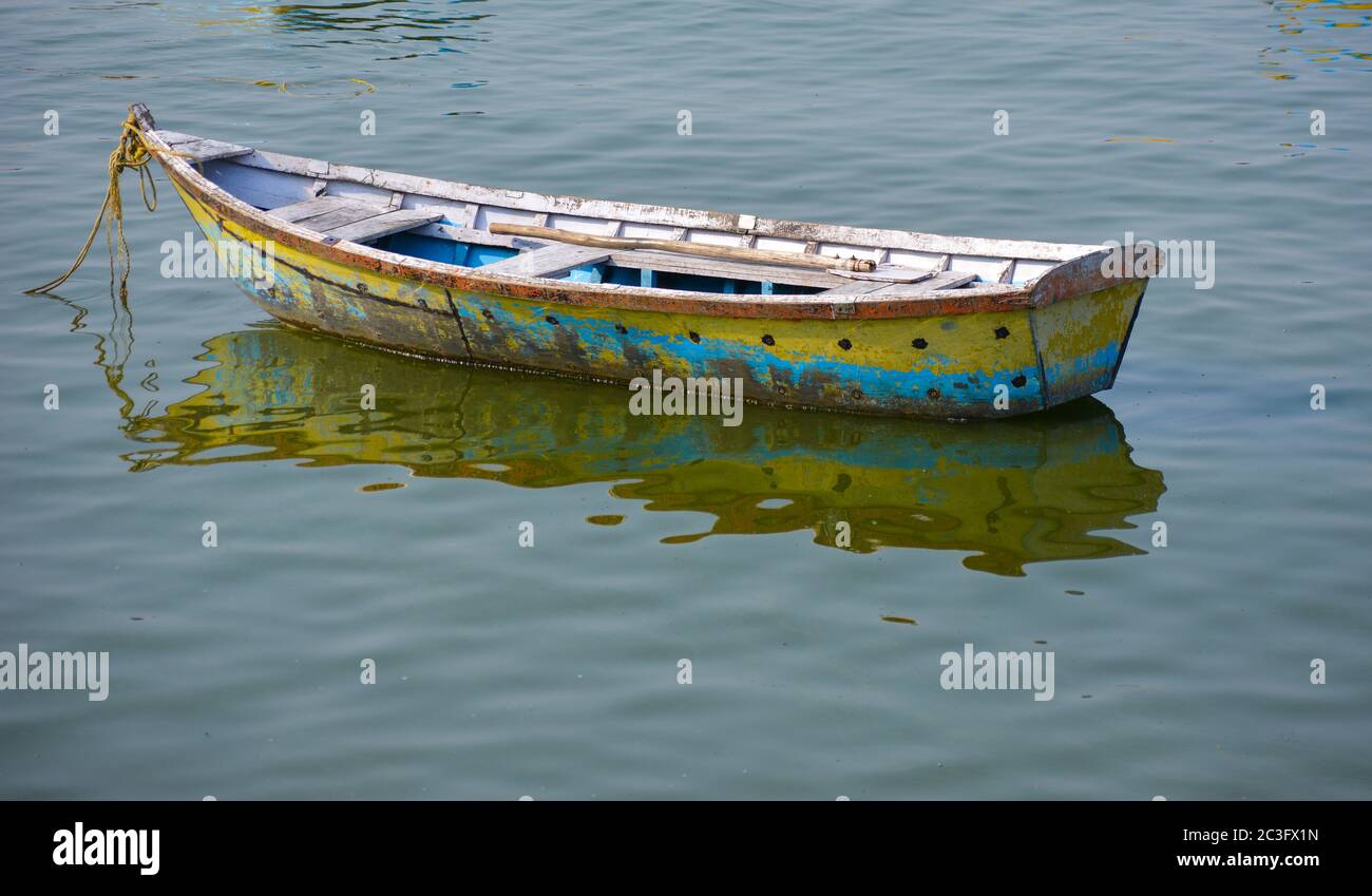 Una bella immagine di barca singola. Barca sul lago. Una barca singola sulla superficie limpida del lago. Foto Stock